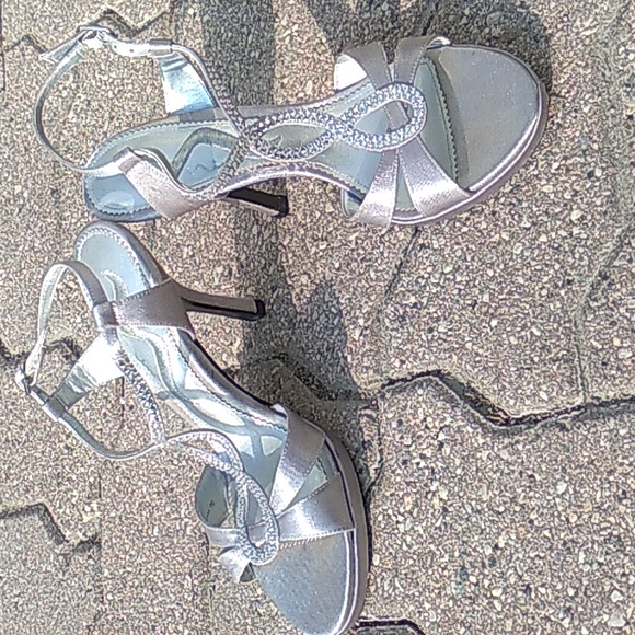 Nina high heel shoes, Size 6 1/2, Silver - Picture 2 of 5